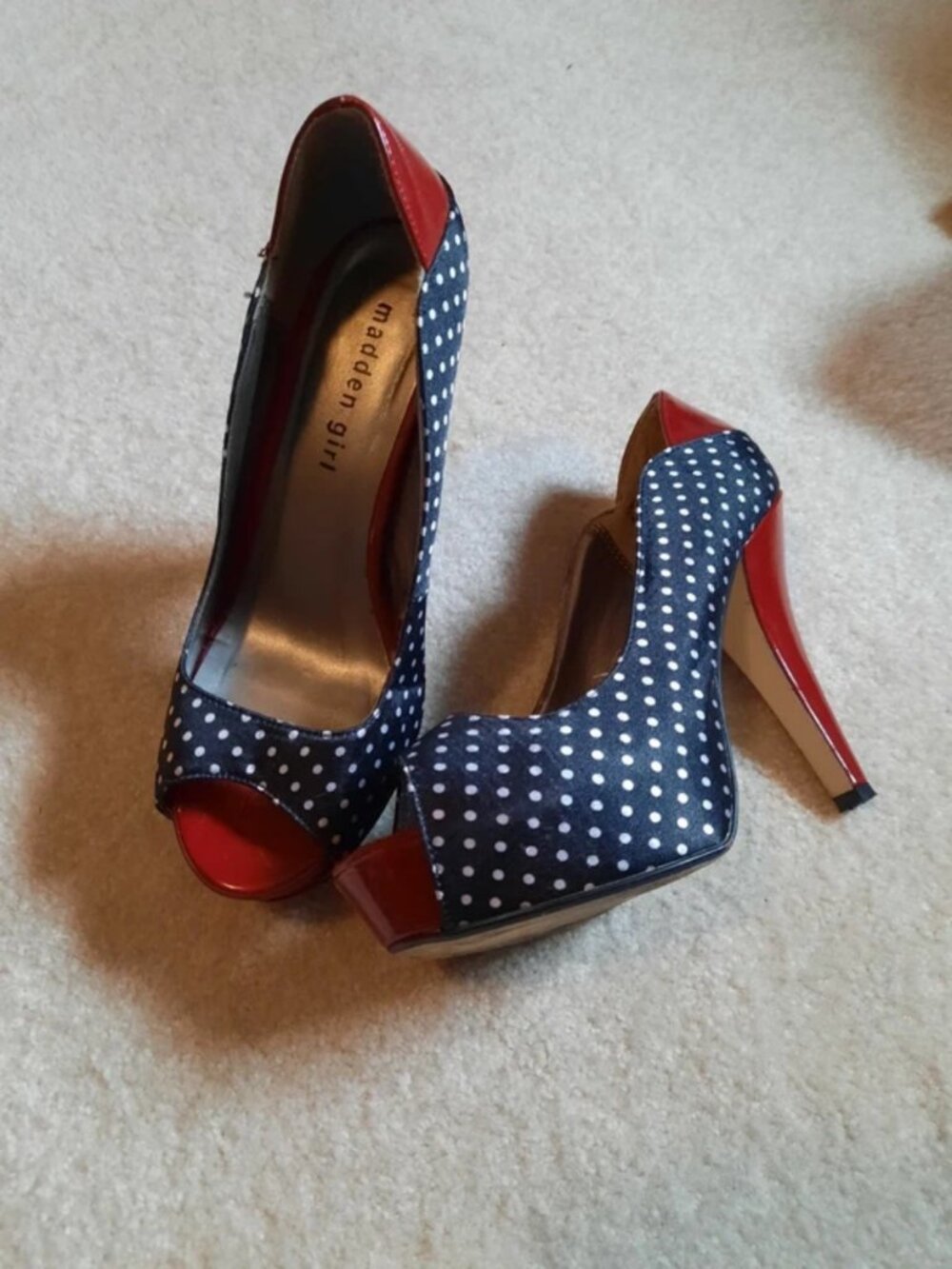 Peep toe pump